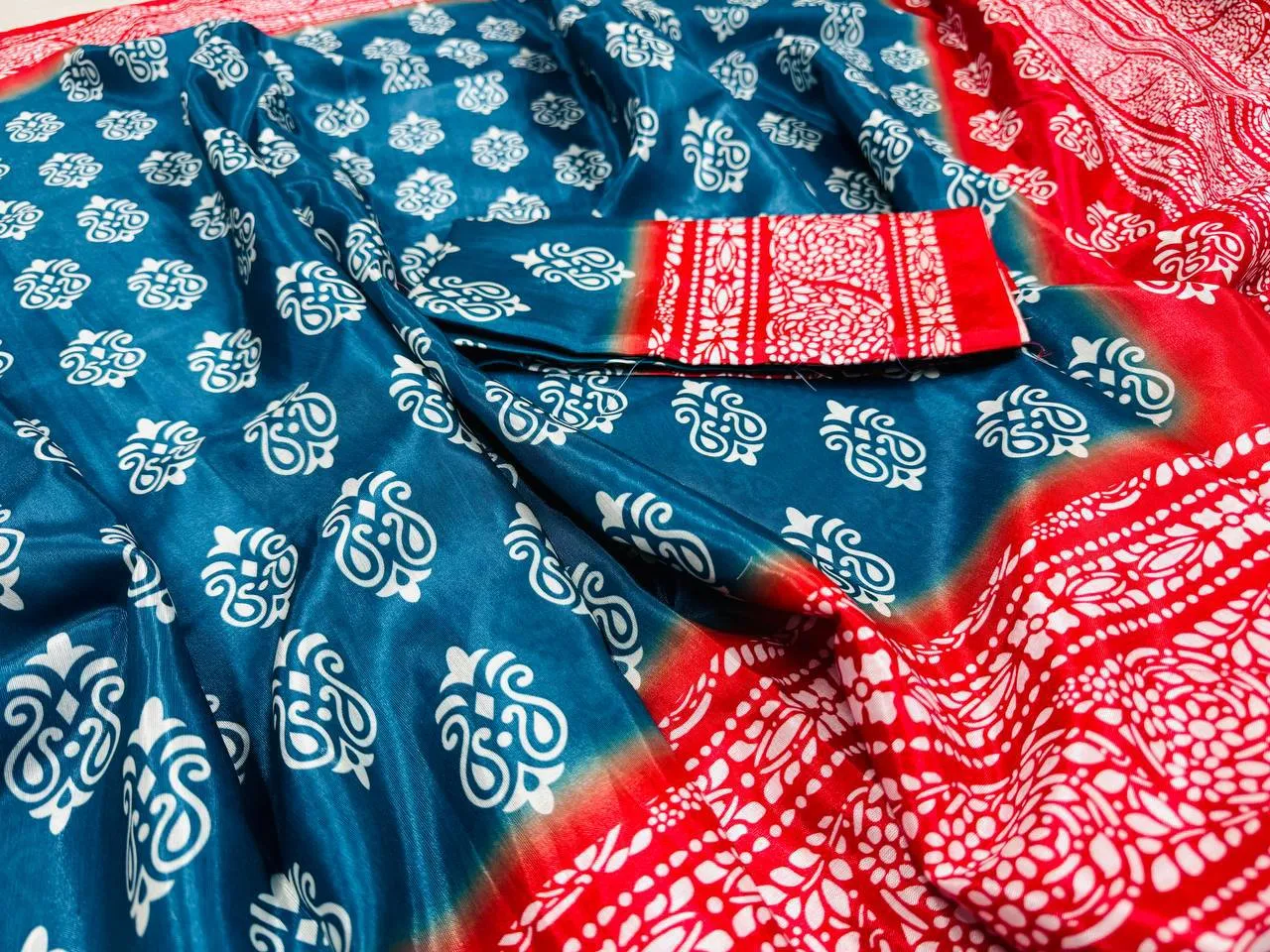 ট্রেন্ডি সানমুন সিল্ক বাটিক প্রিন্ট শাড়ি - Noor Xclusive (1)