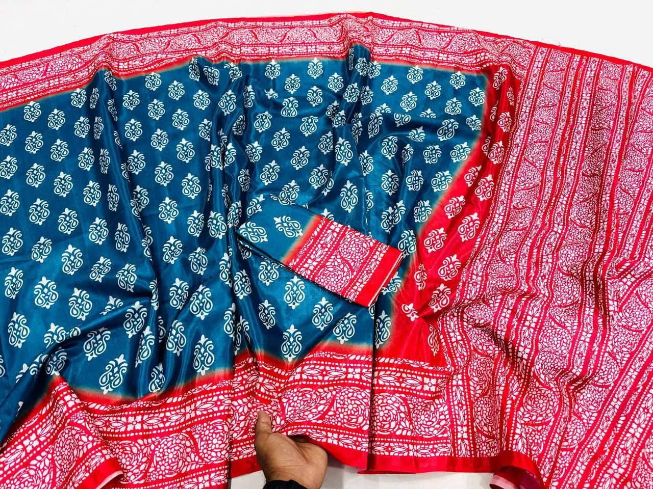 ট্রেন্ডি সানমুন সিল্ক বাটিক প্রিন্ট শাড়ি - Noor Xclusive (3)