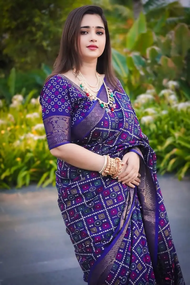 প্রিমিয়াম সফ্ট সিল্ক শাড়ী (নীল শাড়ী) - Noor Xclusive (6)